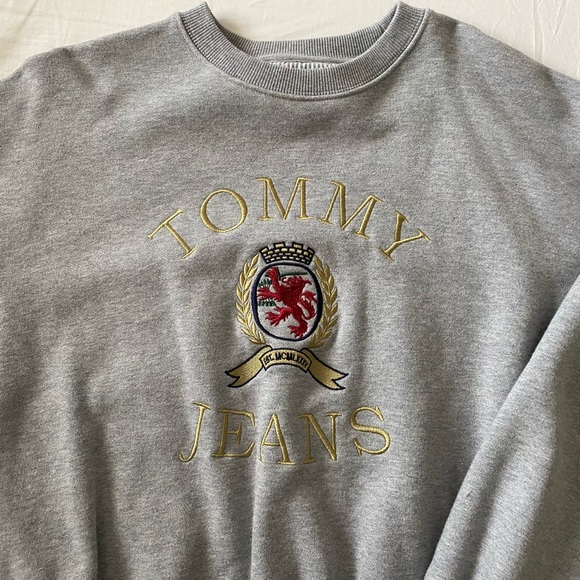 Tommy Hilfiger grey crewneck sweater. - Picture 4 of 4